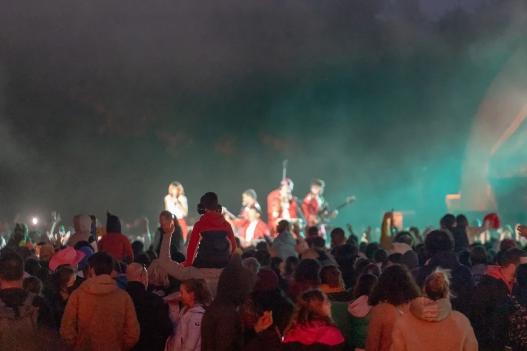 Un enfant se protégeant du bruit avec un casque