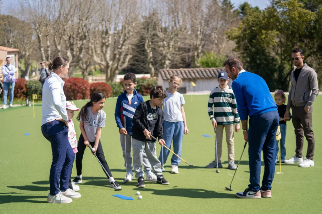 Enseignant accompagnant les enfants malentendants