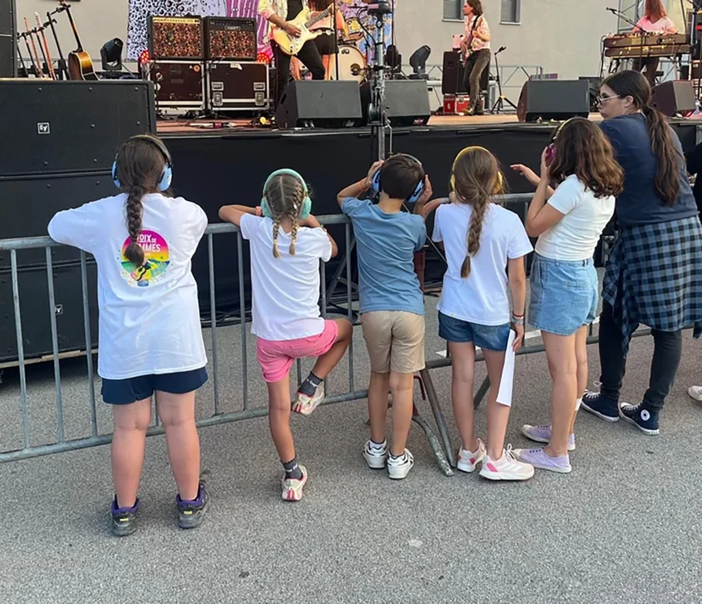 Les+enfants+protégés+du+bruit+avec+leur+casque