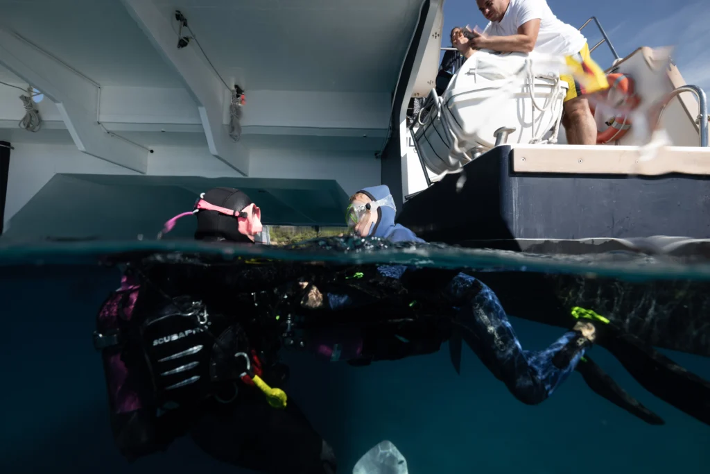 Un enfant apprend la plongée sous-marine